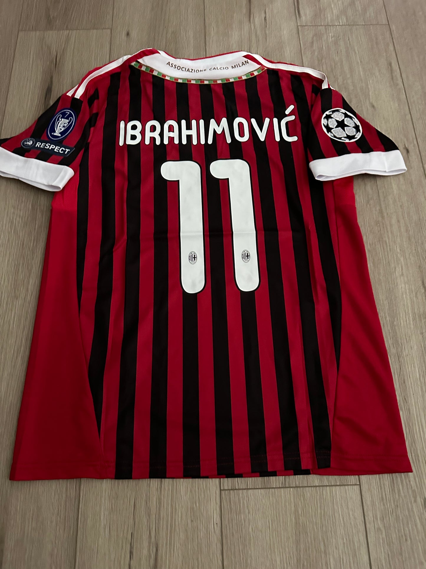 Soccer Jersey Zlatan Ibrahimovic #11 Home Red Black Milan Shirt 10/11 Men Size