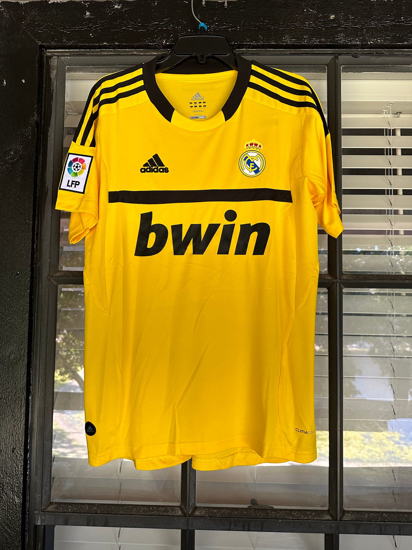 Real Madrid Iker Casillas #1 Retro Soccer Jersey Home Yellow 11/12 Men Size